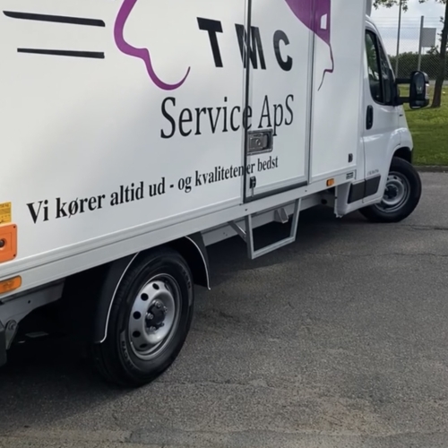 Flyttebil fra TMC Service ApS parkeret under flytteopgave.